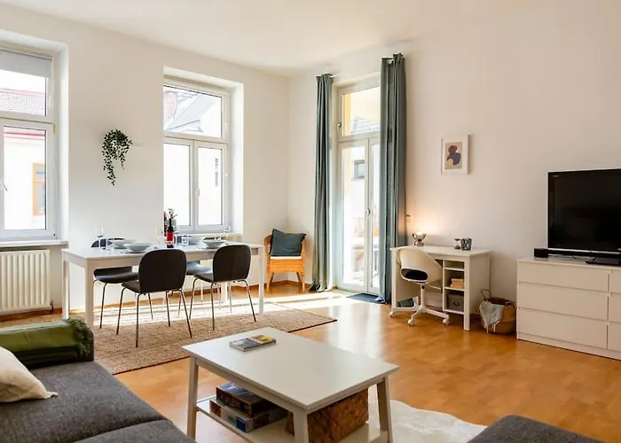 Savoir-vivre In Unserer Zentralen Balkonwohnung